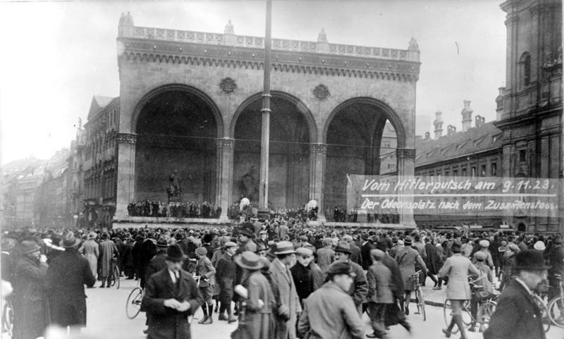 Feldherrnhalle in München samt Odeonsplatz nach dem Zusammenstoß, 9.11.1923. Foto: Deutsches Bundesarchiv. Bild 119-1426 / CC-BY-SA 3.0.