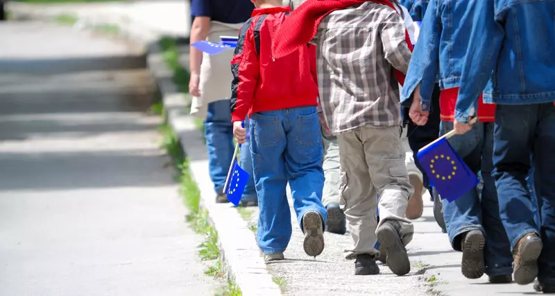 Kinder auf einem Weg mit Europaflaggen in den Händen. Foto: Adobe Stock | .shock Kinder auf einem Weg mit Europaflaggen in den Händen. Foto: Adobe Stock | .shock