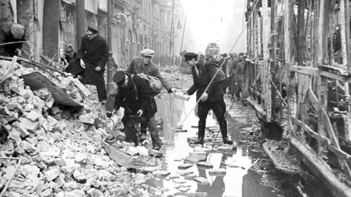 Zerstörungen in Berlin 1945. Foto: Bundesarchiv, Bild 183-J31346 / CC-BY-SA 3.0) Zerstörungen in Berlin 1945. Foto: Bundesarchiv, Bild 183-J31346 / CC-BY-SA 3.0)