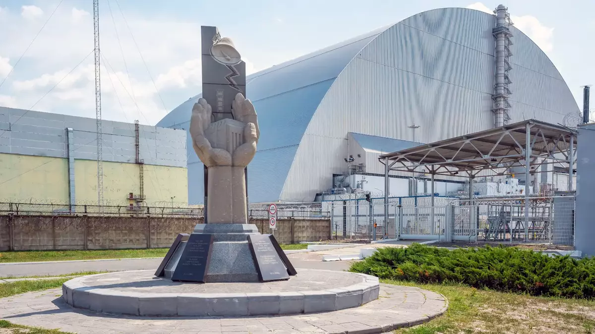 Atomkatastrophe von Tschernobyl. Sarkophag des zerstörten Blocks 4 und Denkmal. Foto: Adobe Stock | Diego Grandi Atomkatastrophe von Tschernobyl. Sarkophag des zerstörten Blocks 4 und Denkmal. Foto: Adobe Stock | Diego Grandi